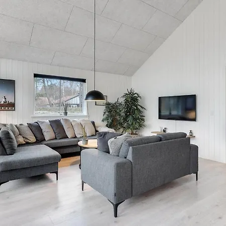 Front In Vaeggerlose With Kitchen *