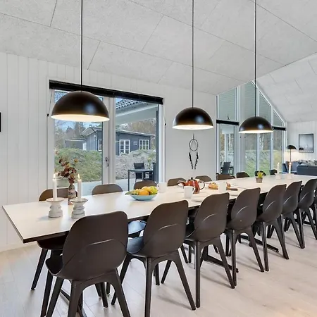 Front In Vaeggerlose With Kitchen