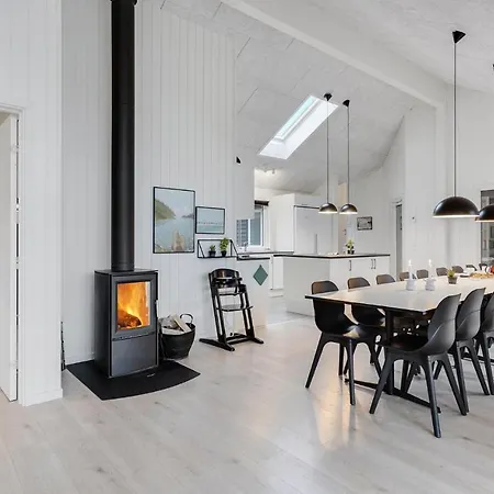 Front In Vaeggerlose With Kitchen *