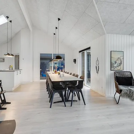 Front In Vaeggerlose With Kitchen *