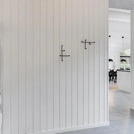 Front In Vaeggerlose With Kitchen *